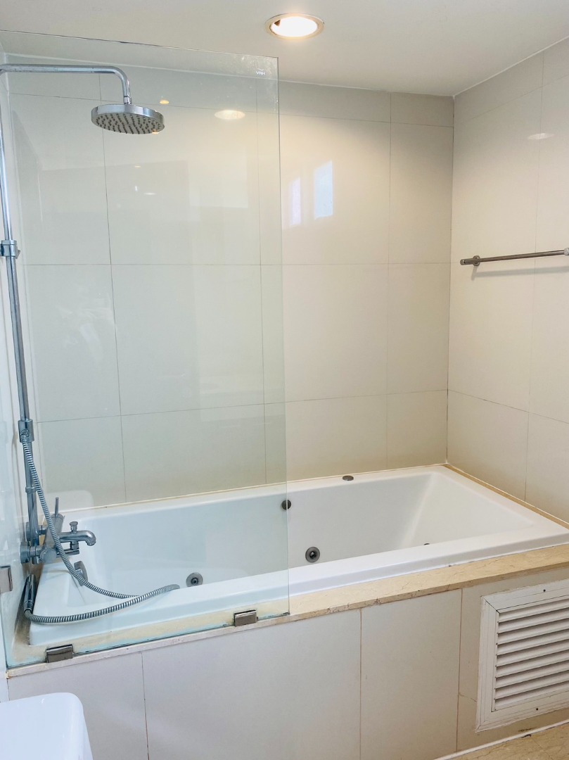 Piyathip Place, 2 bed condo in Sukhumvit, Bangkok — photo 11