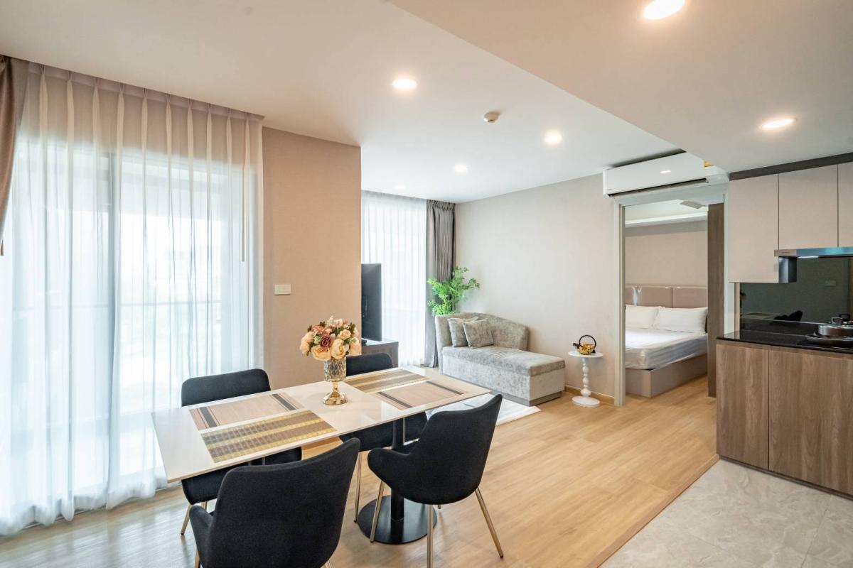 Lloyd Soonvijai - Thonglor, 2 bed condo in Rama 9, Bangkok — photo 3