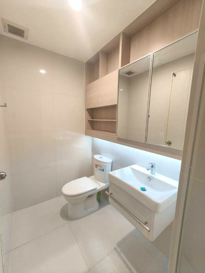 Life Asoke, 2 bed condo in Rama 9, Bangkok — photo 7