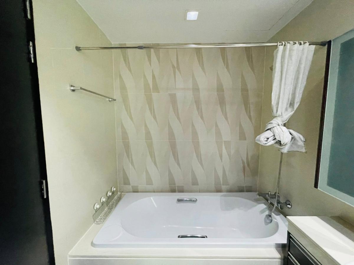 Skywalk and Weltz Residence, 1 bed condo in On Nut, Bangkok — photo 12