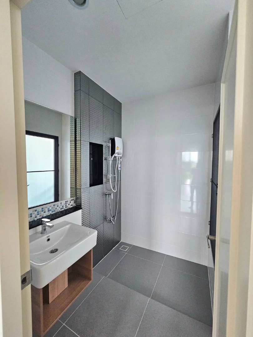 Baan Klang Muang Rama 9 - Krungthep Kreetha, 3 bed condo in Min Buri, Bangkok — photo 10