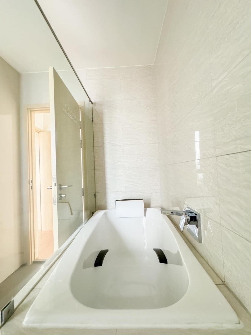 Maru Ekkamai 2, 2 bed condo in Sukhumvit, Bangkok — photo 7