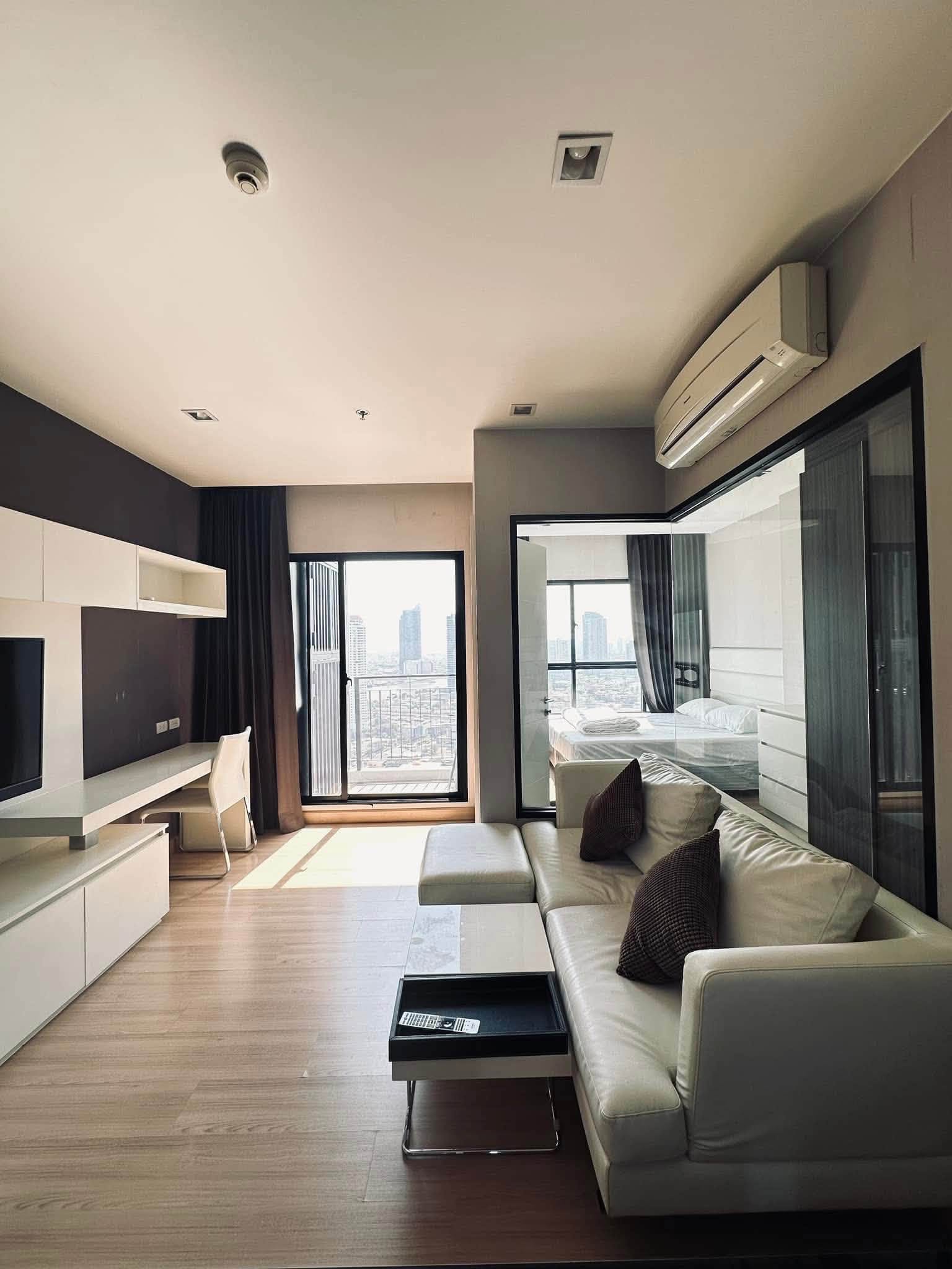 Urbano Absolute Sathron Taksin