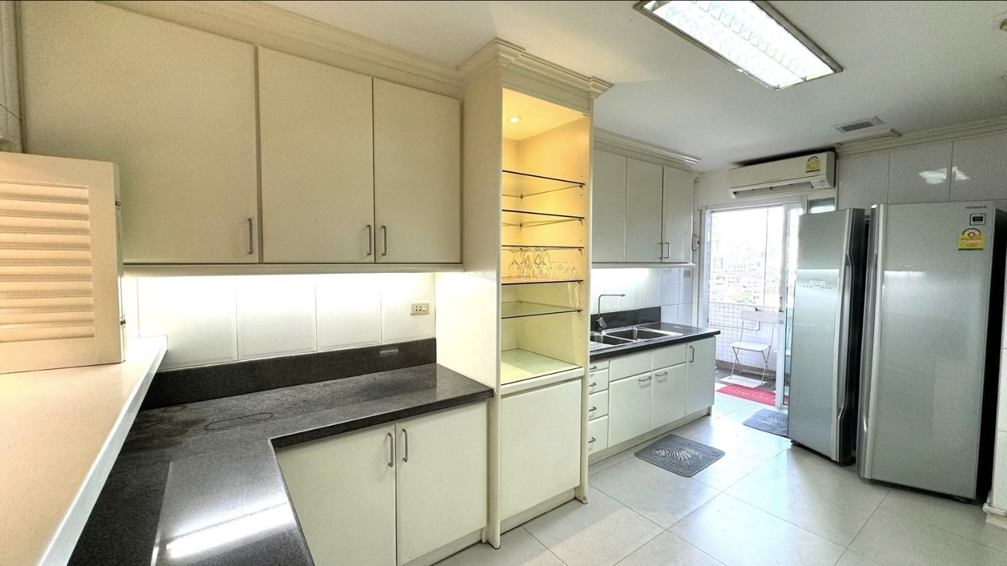 Richmond Palace, 3 bed condo in Sukhumvit, Bangkok — photo 4
