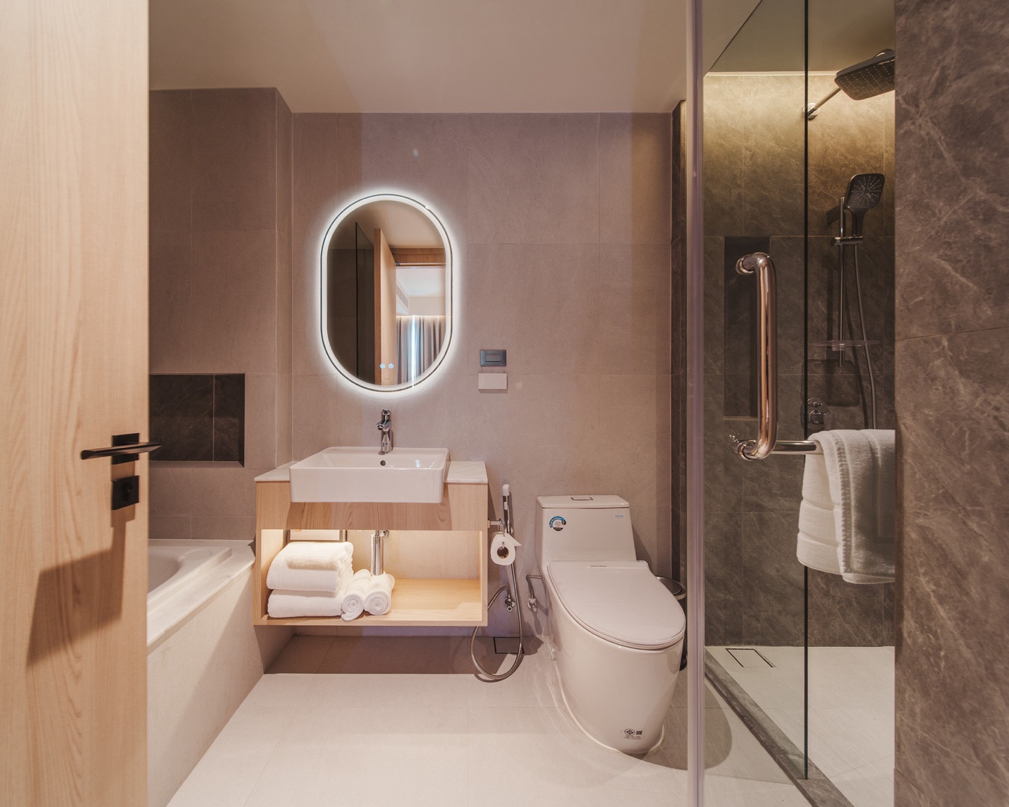 Target Estate Residences Langsuan, 2 bed condo in Phloen Chit, Bangkok — photo 8